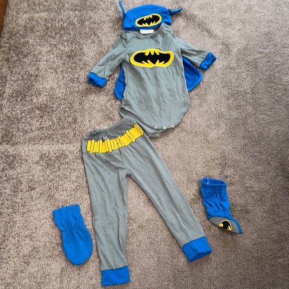 4 pc Infant Batman costume - Picture 1 of 3